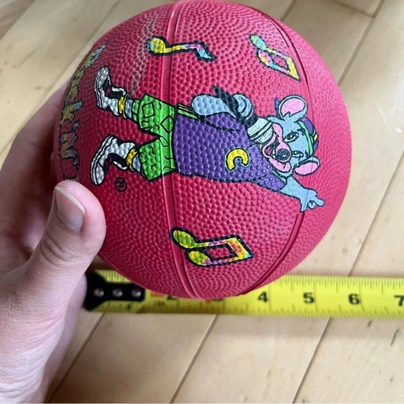 Vintage Chuck E Cheese Mini Basketball CEC Entertainment ROCK 'N' ROLL 5" RED - Picture 4 of 4